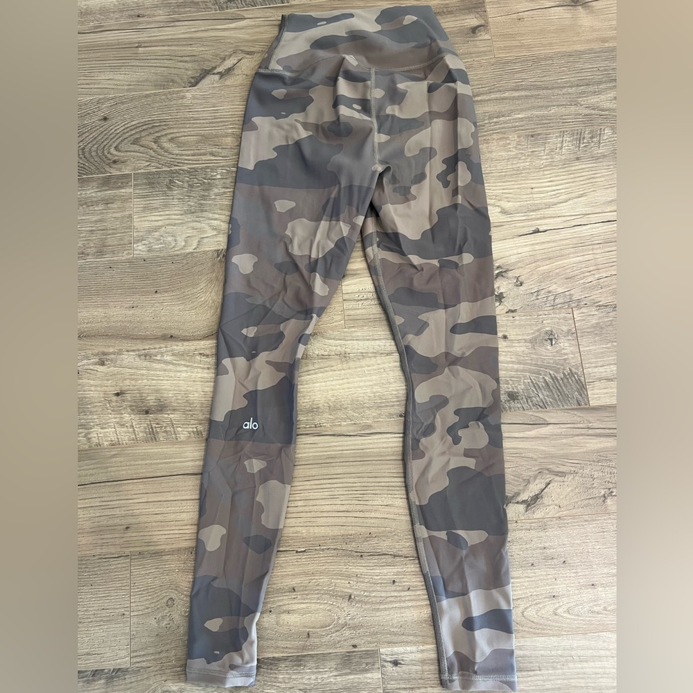 ALO Yoga size XS camo leggings! So cute but hardly worn! :)